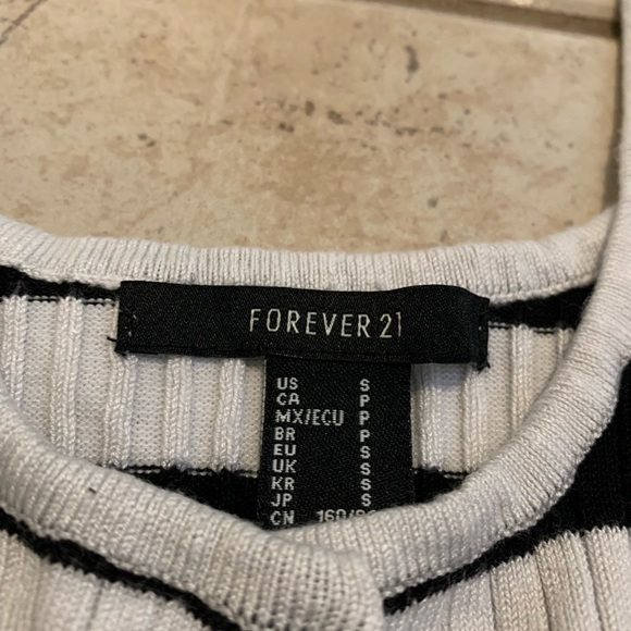 💜 Forever 21 Black and White Striped Knit Button-Up Crop Top, Size Small - Picture 2 of 5